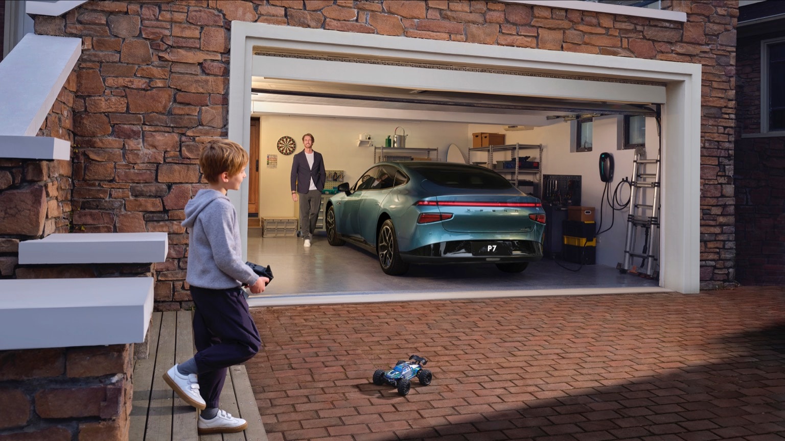 un garçon marchant dans un garage avec une voiture dans le garage