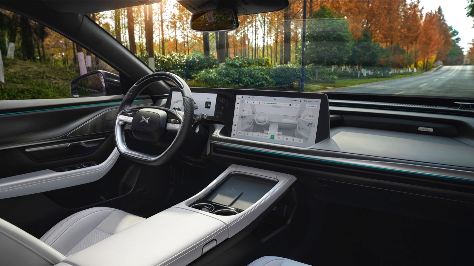 l'intérieur d'une voiture avec un écran
