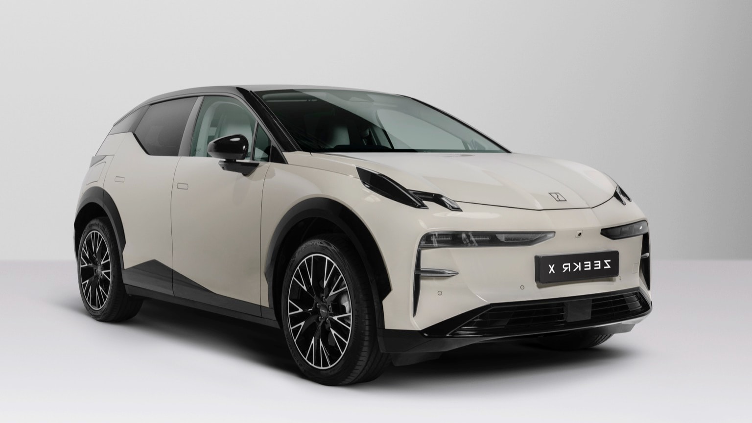 une voiture blanche et noire